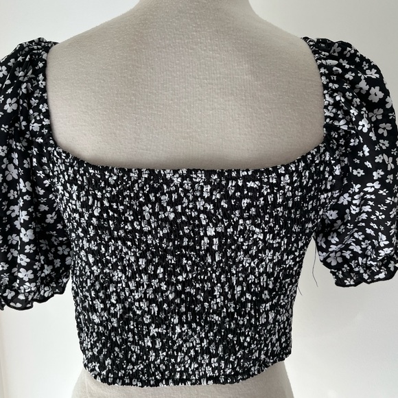 Ladies black and white cropped off the shoulder balloon short sleeve shi… - Picture 2 of 2